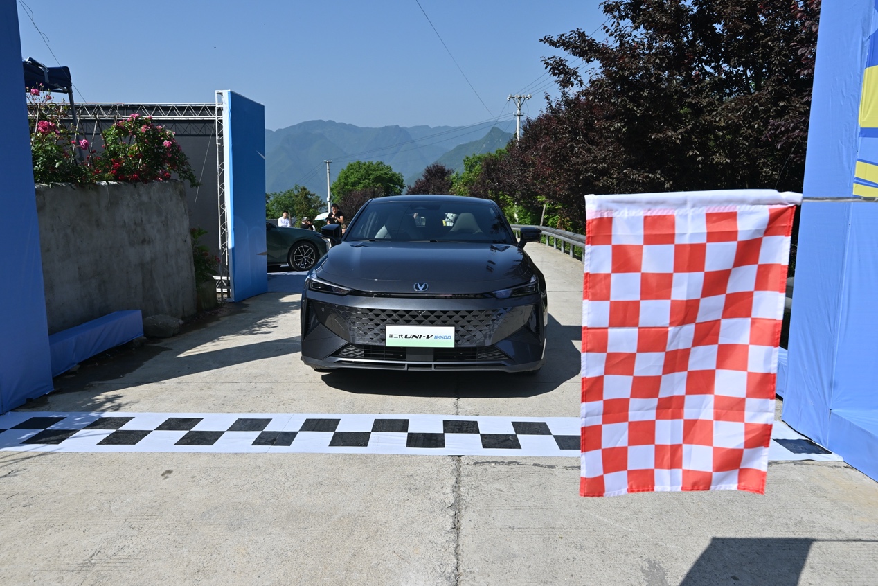 极致动力+极致操控，第二代UNI-V智电iDD挑战东方阿尔卑斯魔鬼山路游刃有余